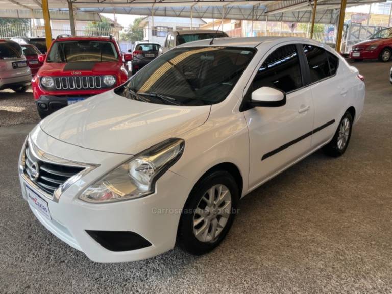 NISSAN - VERSA - 2017/2018 - Branca - R$ 57.900,00