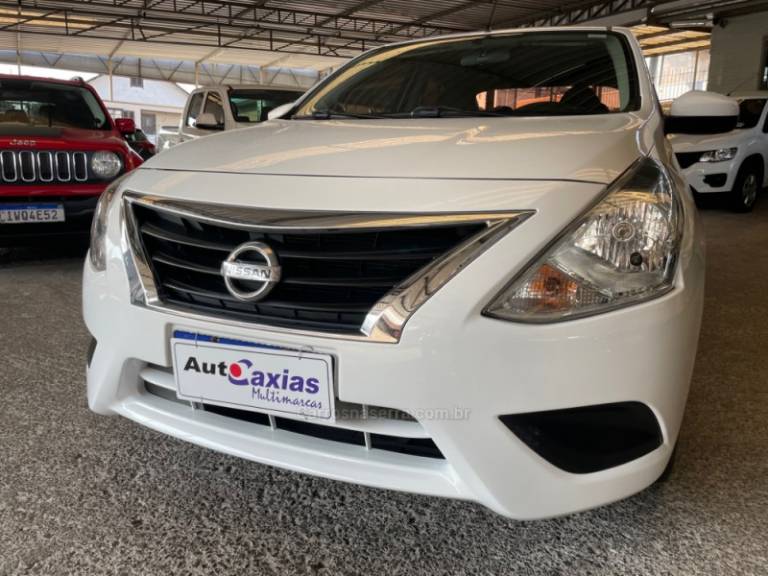 NISSAN - VERSA - 2017/2018 - Branca - R$ 57.900,00