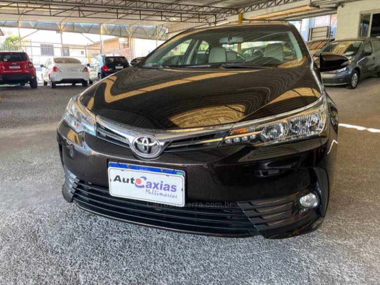 TOYOTA - COROLLA - 2017/2018 - Marrom - R$ 104.000,00